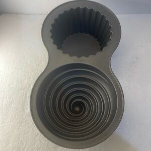 Wilton giant cupcake cake pan mold aluminum nonstick birthday bakeware 10 cups